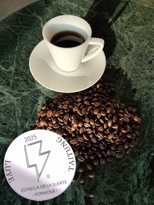 咖啡旁的虛擬貨幣 Silver coin with lightning flash sign